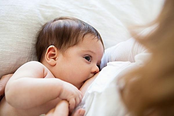错误的哺乳方式导致婴儿中耳炎