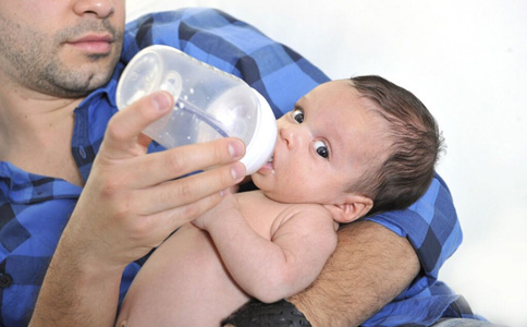 惊！喂奶方式不对易致宝宝中耳炎