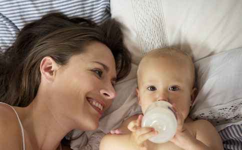 喂奶方式不对造成危害 喂奶方式不对易致宝宝中耳炎 中耳炎怎么治